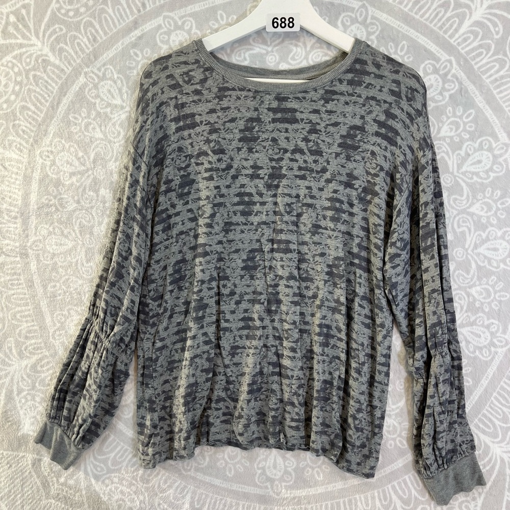 688 LOU & GREY GRAY STRIPE GLORAL PRINT TOP SIZE M MEDIUM CUTE SLEEVES EUC SHIRT